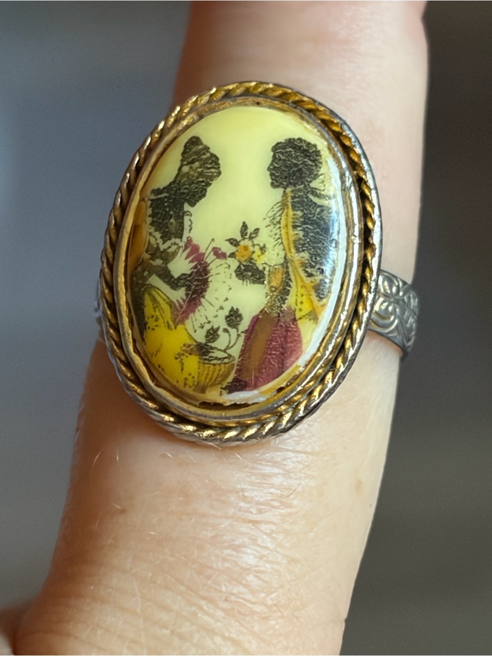 Vintage-Style Yellow Cameo Silhouette Ring - Unbranded